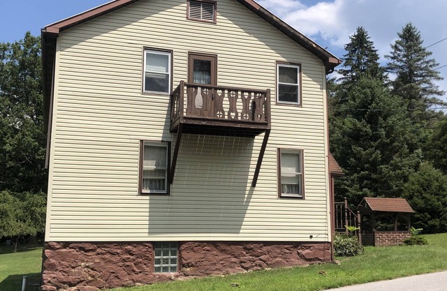 CHEERFUL 4 BEDROOMS GETAWAY HOME NEAR LAKE