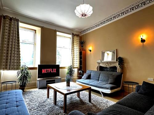 Cheerful 5 Bedroom House Close to Central West End and Parking
