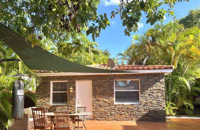 Cheerful and charming cottage with free parking