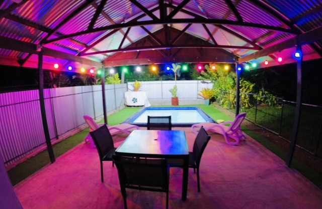 Cheerful Bungalow with pool!