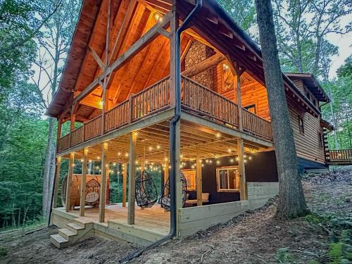 Cheerful Cabin Nestled in Serene Wooded Ravine
