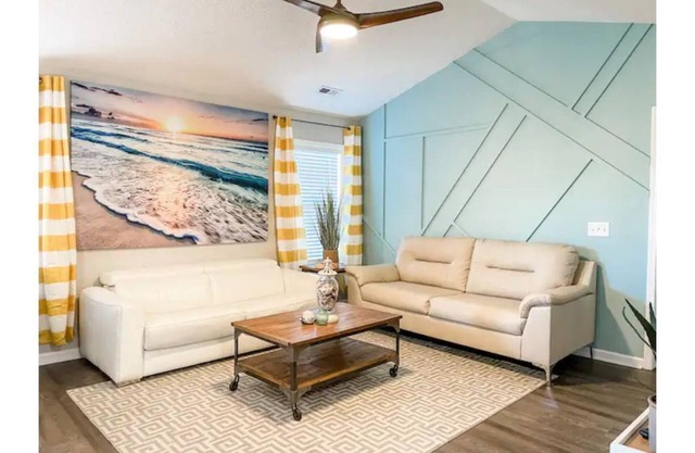 Cheerful Coastal Cottage, Minutes to the Beaches