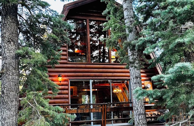 Cheerful Couples Get-Away Cabin at 8,500 Feet