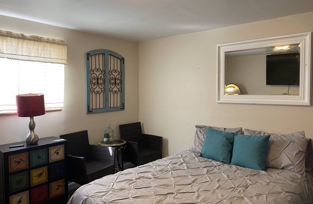 Cheerful Country Cottage with free parking on premise !