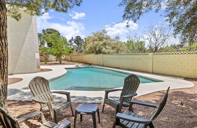 Cheerful fully renovated 4-bedroom with pool