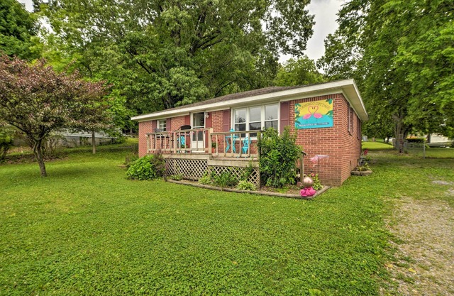 Cheerful Grand Rivers Cottage, 1/2 Mi to Lake