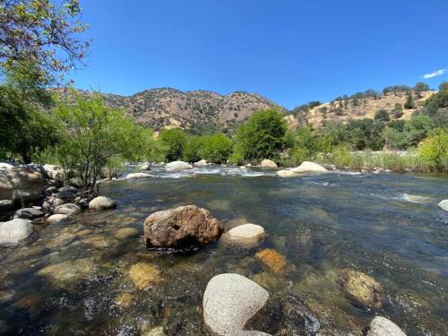 CHEERFUL HOUSE WITH RIVER AND MOUNTAIN VIEWS! NEW