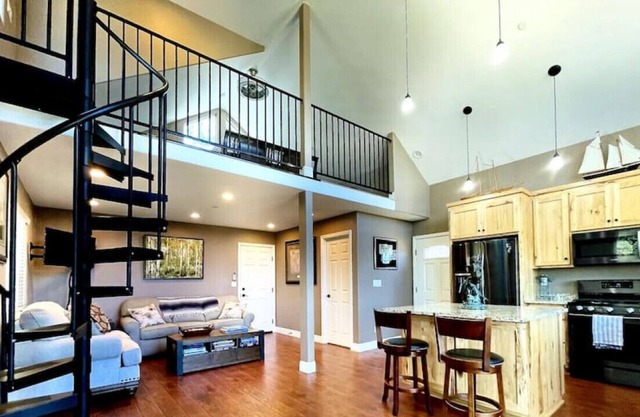 Cheerful one bedroom loft cabin close to wineries