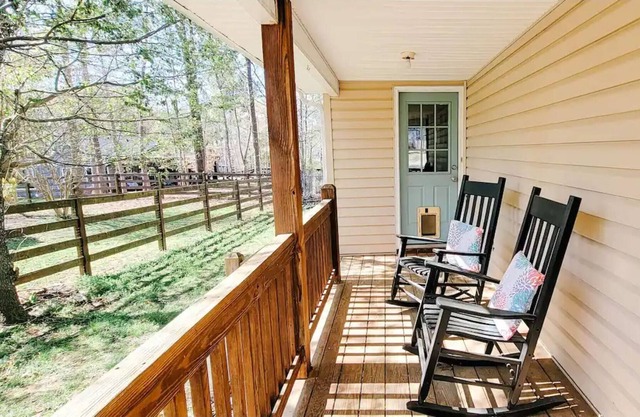 Cheerful Ranch Home - 5 minutes from Lake Norman
