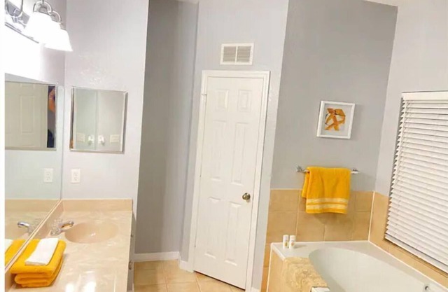 Cheerful-Spacious Townhome