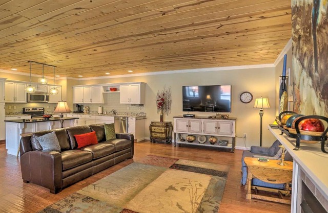 Cheerful Tiffin Digs in the Heart of Downtown