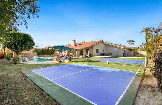 Cheerful villa with Pool, Spa, & Pickleball Court!