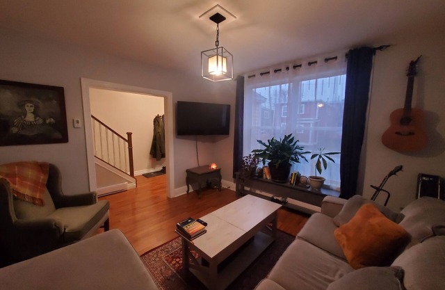 Cheery Downtown 2 Bedroom House