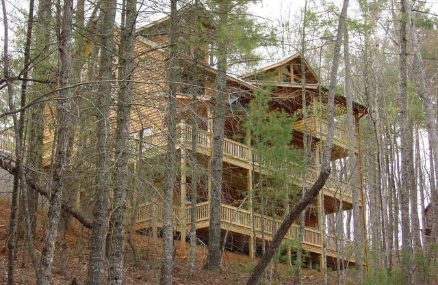 CHEROKEE DREAM - SECLUDED MTN VIEW, POOL TABLE, AIR HOCKEY, FIRE PIT, SCREENED PORCH