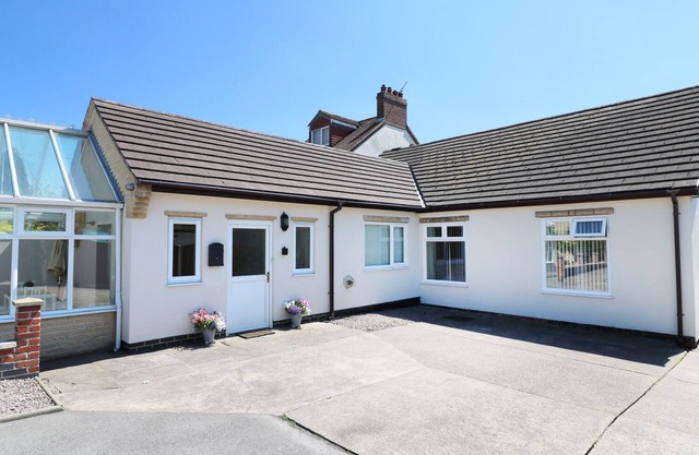 CHERRY FIELDS, pet friendly, with a garden in Bolsover