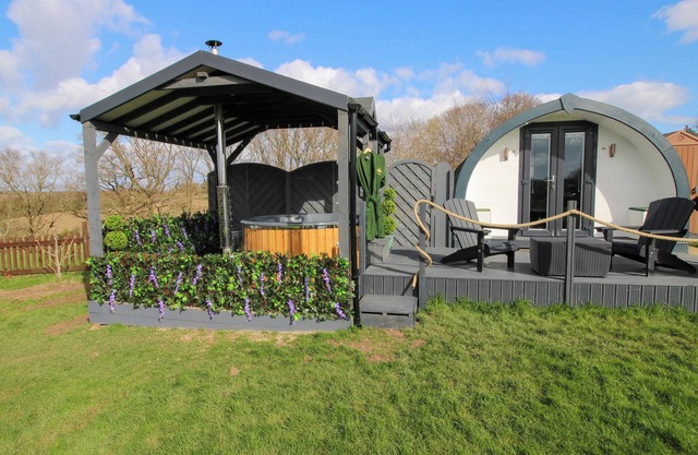 CHERRY POD, pet friendly, character holiday cottage in Meole Brace