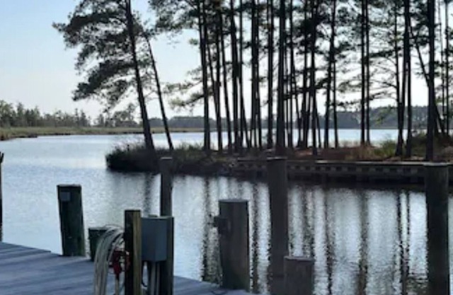 Chesapeake Bay Waterfront Retreat. Access to Private Dock, Beach and Pool.