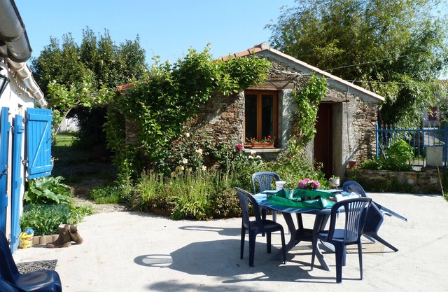 CHEZ GUSTINE* (Ideal for relaxation, heated swimming pool, base for sightseeing)