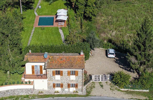 Chianti Villa Chicco, private swimming pool with large garden, bbq, car parking