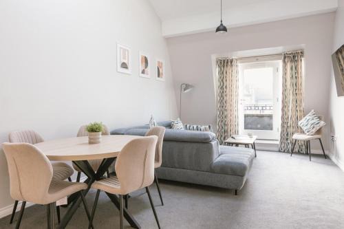 Chic 2-Bed, 2 Bath Apt in City Centre Sleeps 6, Free Secure Parking