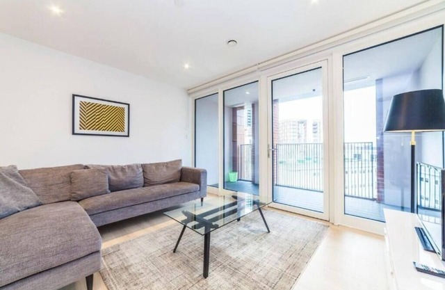 Chic 2-Bedroom Apartment in Canada Water, London - Stylish Retreat River Thames