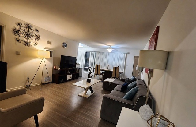 Chic 2-bedroom Residences with WiFi, AC in lovely Los Angeles