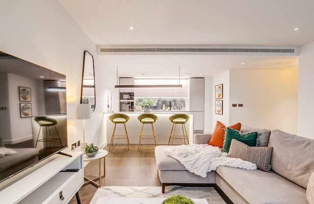 Chic 2BR 2Bath Balcony Walk to Westfield Mall