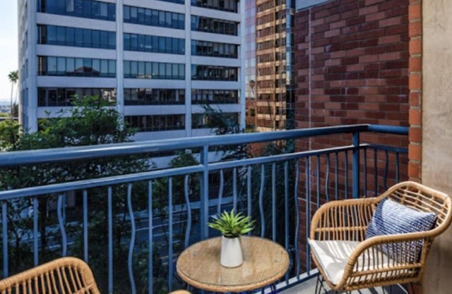 Chic 3-bedroom condo with AC, fitness room, WiFi in vibrant Wilshire corridor.