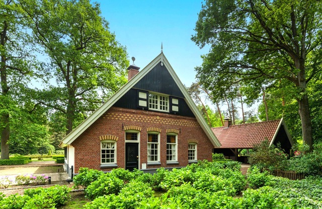 Chic and classic country house with 4 bathrooms