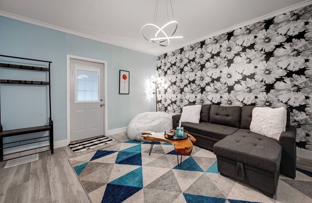 Chic and Spacious Bi-level 3BD in Bucktown!