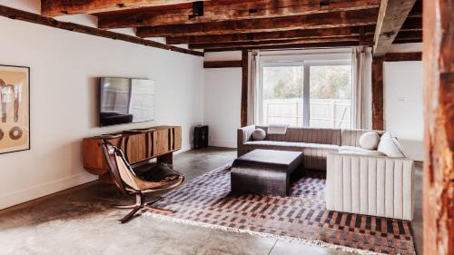 Chic Barn House with Pool