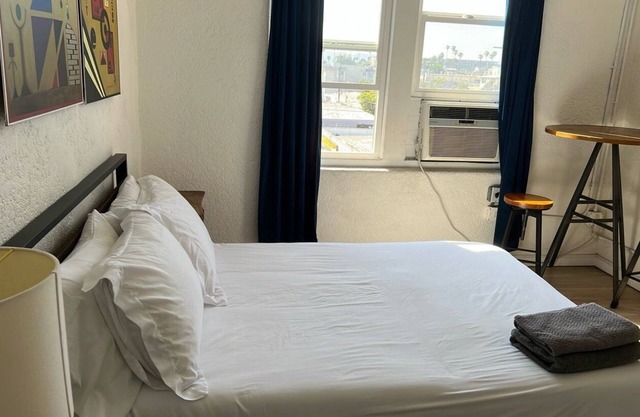 Chic & Central: Studio in the Heart of LA!