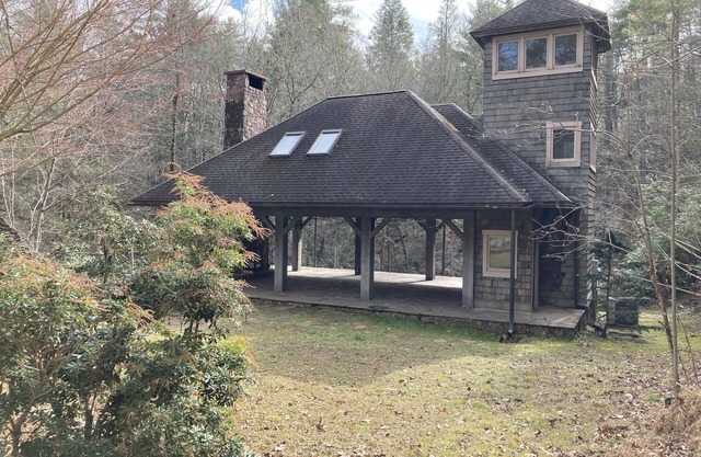 Chic & Comfy Suite & Covered Blue Stone Patio with Fireplace & Waterfall View
