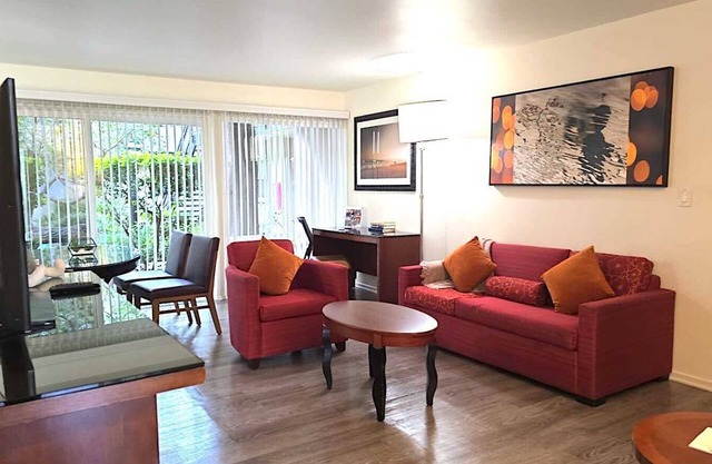 Chic & Cozy at Westpark Luxe – Complimentary Parking