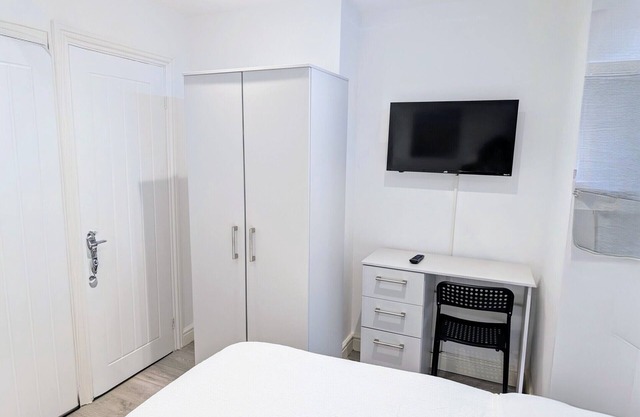 Chic En-suite Double Room with Office