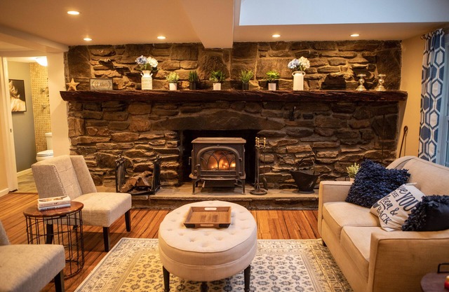Chic Farmhouse 2 miles from Foxwoods