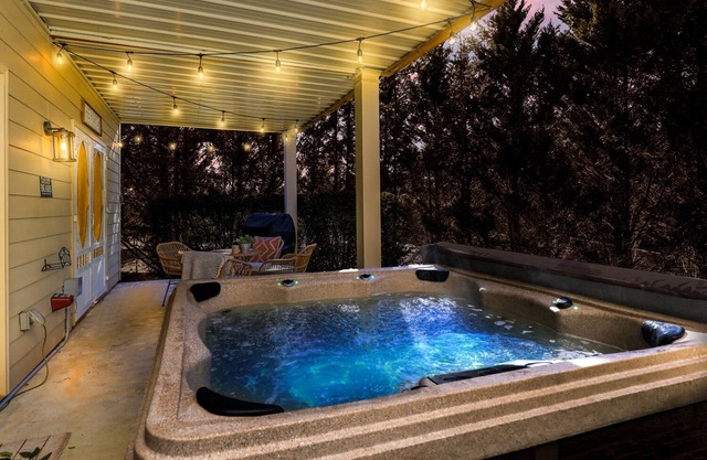 Chic & Festive TownHaus-Golf, Pickleball, Hotub in Innsbruck