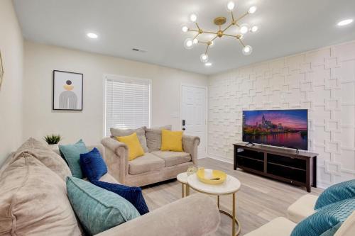 Chic home with king bed in Raleigh