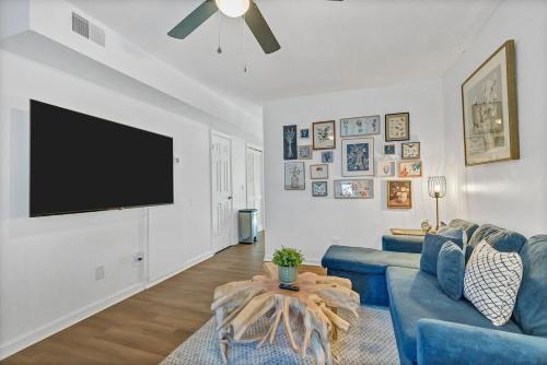 Chic & Modern 2BD Near CAE