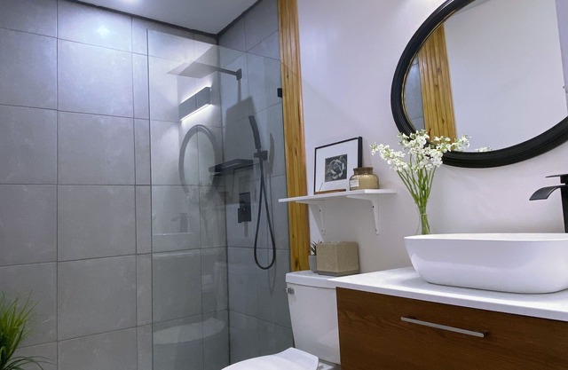 Chic Modern Retreat 5bed/3bath House w/private outdoor pool