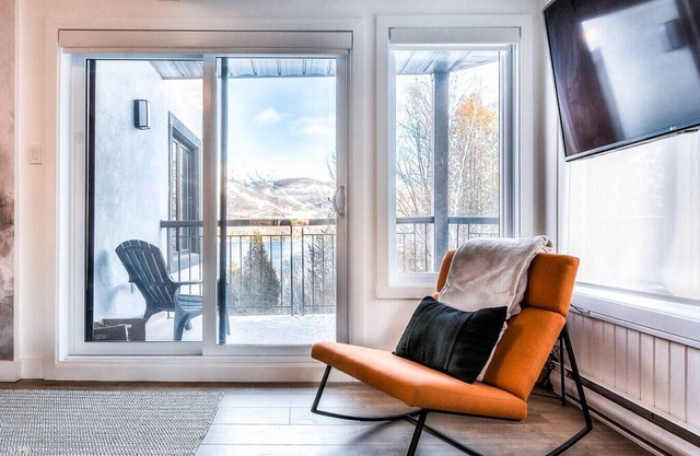 Chic Mt-Tremblant Condo with View on the Lake