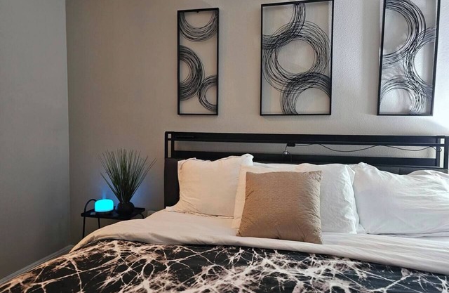 "Chic Oasis 5 Min to The Strip"