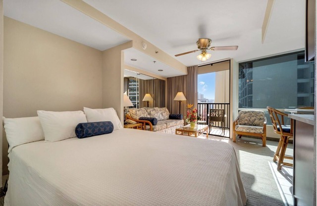 Chic resort with WiFi, fitness room, roof top pool, jacuzzi in beautiful Waikiki