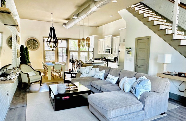 Chic & Sophisticated Townhouse within walking distance to The MarshWalk