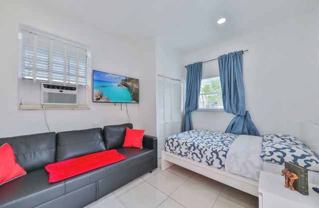 Chic studio with AC, WiFi in vibrant Hollywood