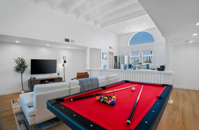 Chic Uptown Phoenix Home - Pool Table & Perfect Location
