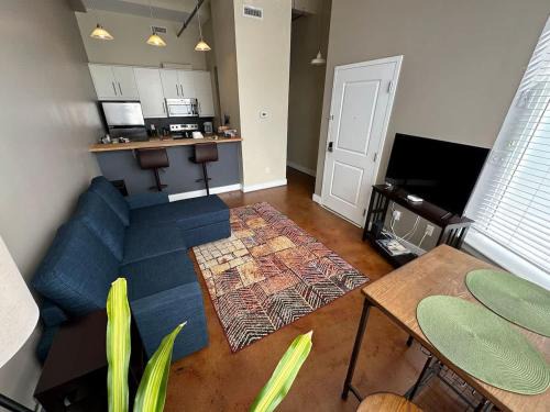 Chic walkable apt with rooftop views