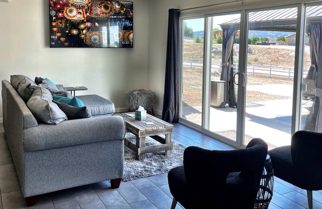 ★Chick-Ranch★Wine Country Hideaway Studio★Wineries★Animals★Hot Air Balloons★Private Driver★