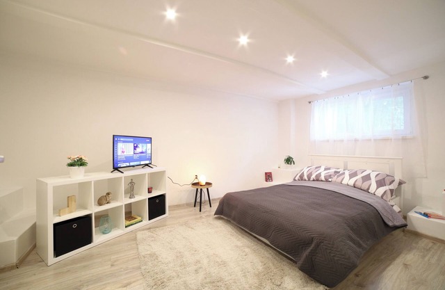Chill Vibes: Netflix, PS5 & Free Parking!