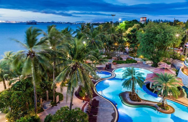 Cholchan Pattaya Beach Resort - SHA Extra Plus